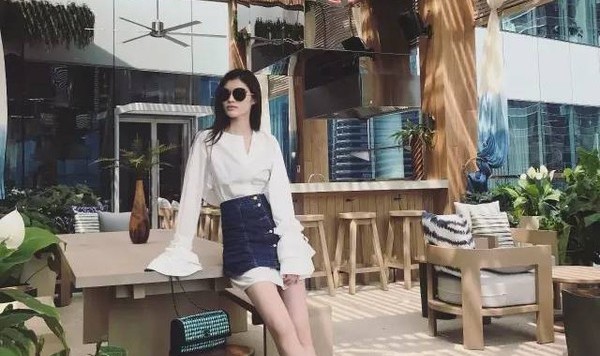 每日星范 ｜ 何穗 的荷叶边不止有仙气，还能显瘦秀曲线，真是技能满分！