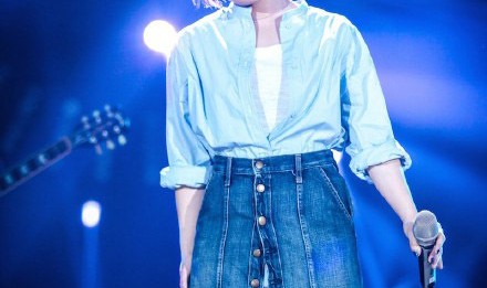 一件牛仔裙让你hold住整个夏天,跟随众明星一起变身牛仔少女吧!