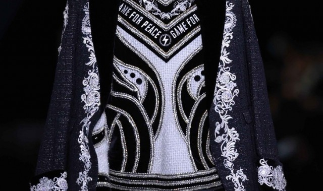 大绣和平｜《和平精英》携劳伦斯·许 将深山中的高定送上时装周秀场