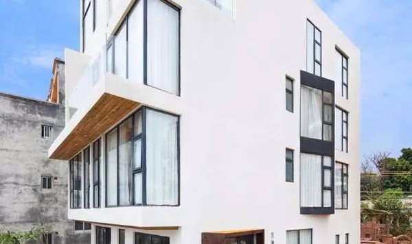 有一家白色民宿站在海、天之间