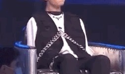 易烊千玺被绑凳子上？时尚圈的链子有点厉害！