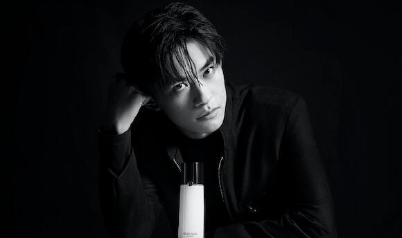 易烊千玺成为阿玛尼全球彩妆及护肤代言人