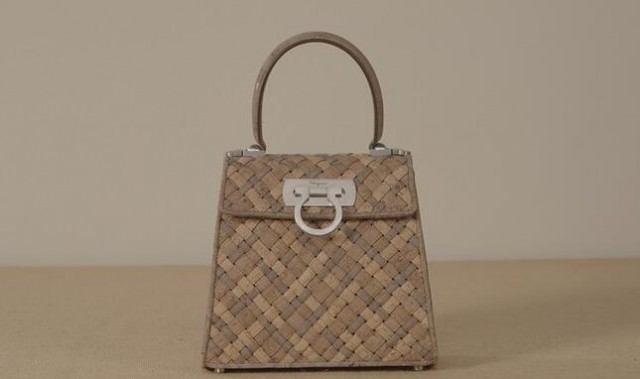 Salvatore Ferragamo发布Earth Top Handle限量版手袋，献给地球的赞美诗