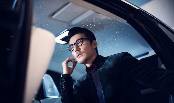 天猫奢品全球主理人胡兵 手握2115年电影票感受超前“造梦”