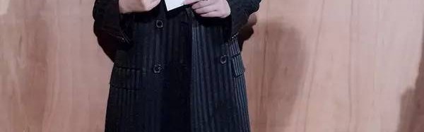 李宇春在Givenchy秀场和我们玩起了躲猫猫！