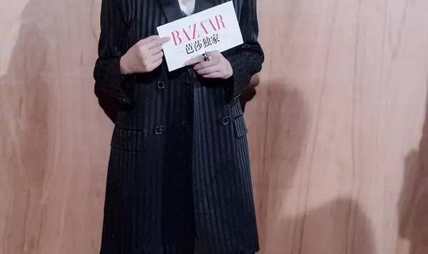 李宇春在Givenchy秀场和我们玩起了躲猫猫！