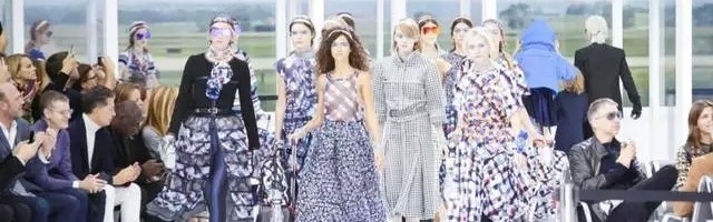 各位乘客请注意!机组人员全部就位,Chanel时髦航班即将起飞!