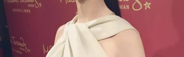 刘诗诗与"蜡像妹妹"神同步,0毛孔肌肤分不清谁是真人!