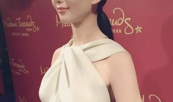 刘诗诗与"蜡像妹妹"神同步,0毛孔肌肤分不清谁是真人!