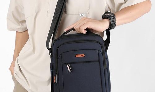 男士单肩旅行包,男士包女士包适合人群为商务休闲