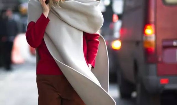 时髦精就是要披着毯子上街去拉轰！