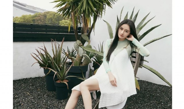 大幂把小白裙穿成杨六岁，“宋衣架”的牛仔我又下单了！