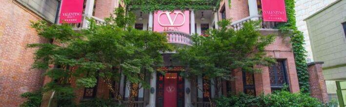 华伦天奴美妆全线产品如梦登场  着一袭永恒之红 赴一场高定之约