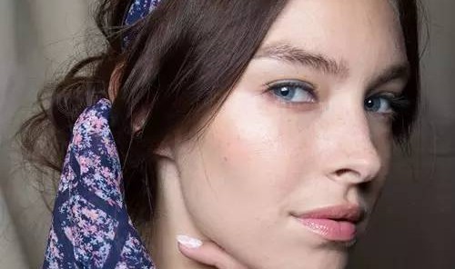 假期出游你堵在哪了?温馨提示,无论在哪里,我们也不能脱妆呦!