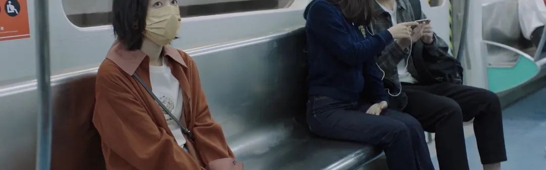 “恶心穿搭”成顶流，谁脱下了白领的高跟鞋？