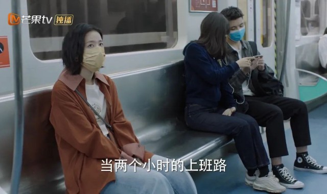 “恶心穿搭”成顶流，谁脱下了白领的高跟鞋？