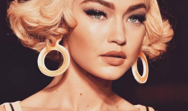 戚薇帅到想嫁，Gigi被变态偷袭，她还揍了变态两拳！【芭瞎时装周】