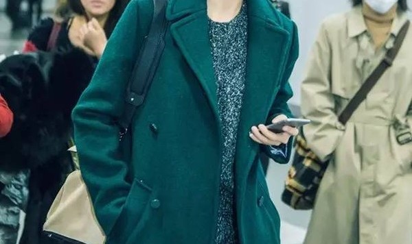 王鸥没有红唇，用墨绿大衣也能吸睛！