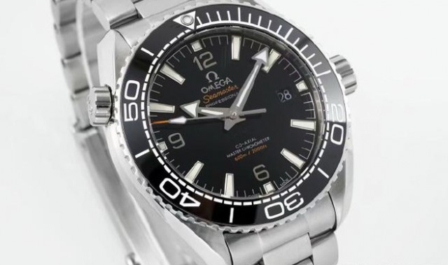 左腕表舍：2018年VS最后一匹黑马，欧米茄海洋宇宙600米“深海之黑”