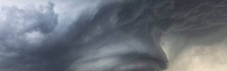 你在追名逐利的时候，她在追逐风暴