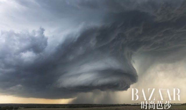 你在追名逐利的时候，她在追逐风暴