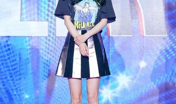 杨幂和超越穿迷你裙秀腿，还顺便秀了把细腰这是什么操作？