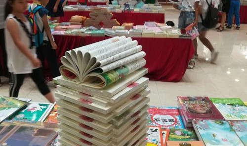 图书展台布置图片,特别礼服展台设计和建造需考虑很多因素