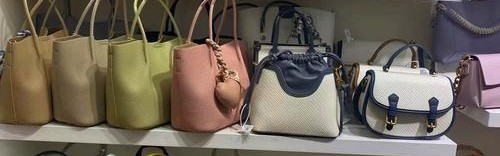 真皮包包女批发,火车北站市场女包批发区店铺位于后绳兜5号