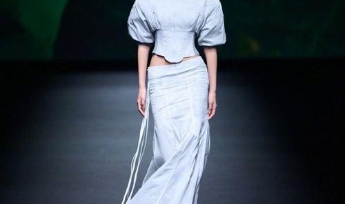 时尚芭莎90秒|在上海时装周,发现中国设计师的时尚新视角