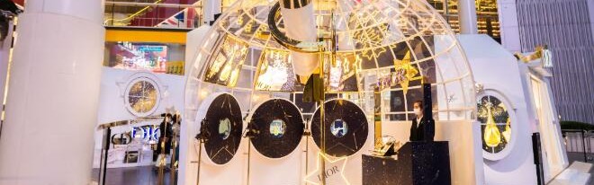 梦幻圣诞集市点亮上海世茂广场,DIOR迪奥全新星光梦工坊闪耀揭幕