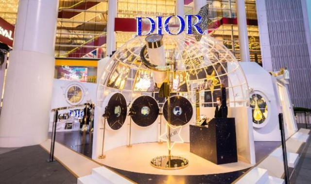 梦幻圣诞集市点亮上海世茂广场,DIOR迪奥全新星光梦工坊闪耀揭幕