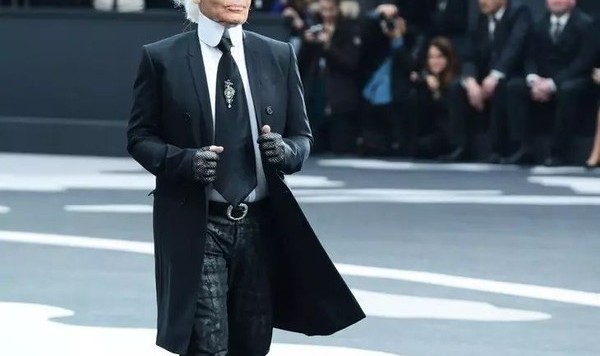 减肥90磅就为穿上一套衣服,时尚圈传奇Karl Lagerfeld做到了!原来成就大事的人靠的就是坚持。
