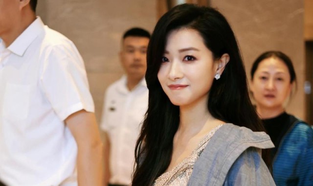 看了万茜，再也不觉得长雀斑难看了！