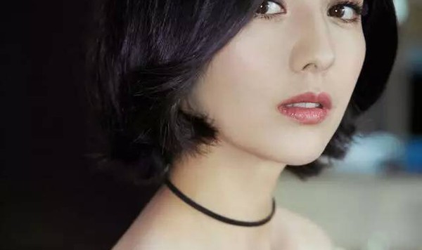 “第一锁骨”佟丽娅艳惊四座!脸变小下巴变尖都是锁骨的功劳!