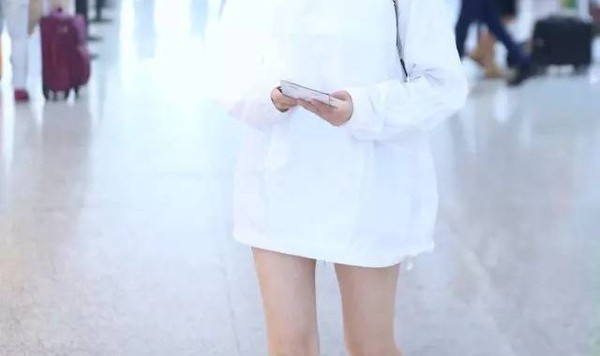 每日星范 ｜ 林允 她和冯绍峰穿着情侣外套秀恩爱，选对约会装才能满脸般配！