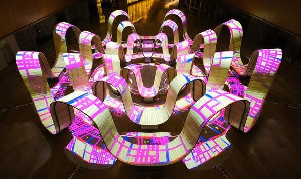 英国艺术品 “请就座” 亮相广州太古汇 融合互动光影打造沉浸式体验