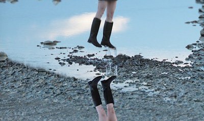 这个日本女孩好像真的在漂浮!