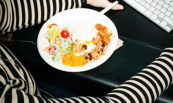 想过你在办公桌前吃饭的样子有多狼狈吗？