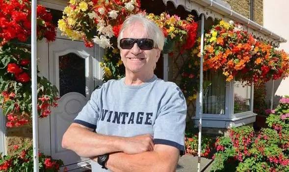 失明20年，77岁老人用双手种出一个绝美花园