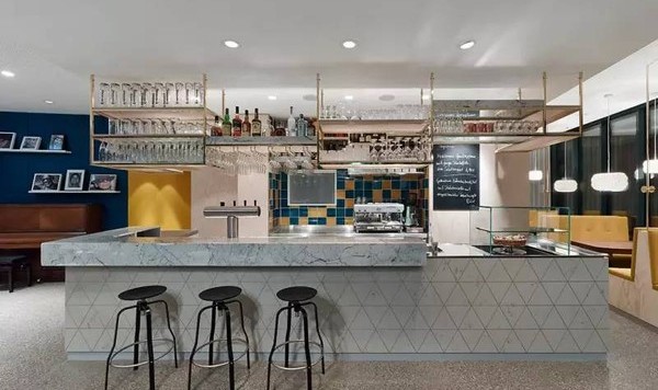 暖暖午后，在镇上的咖啡屋有个约会