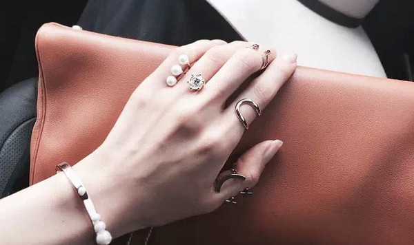 抢镜朋友圈前三甲，全靠手上戴的它！