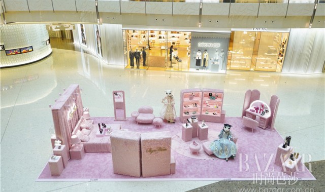 粉绒雅趣,漫步幻境 Roger Vivier罗杰 · 维维亚「Pink Fluffy」限时概念展闪耀登场