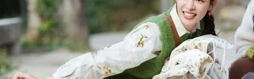 热巴都爱的 “奶奶牌” 毛背心,究竟有何魅力?