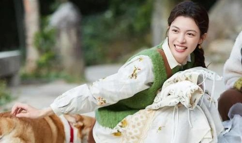 热巴都爱的 “奶奶牌” 毛背心,究竟有何魅力?