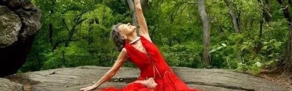 7个孩子,14条狗,40岁的她在乡间活成了少女