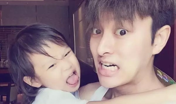 李小璐也该长点心了，甜馨千万别再让贾乃亮带了！