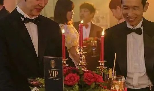 比剧情更精彩的，是《顶楼》里女主人们的穿搭啊