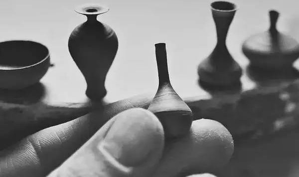 拇指大小的袖珍陶瓷