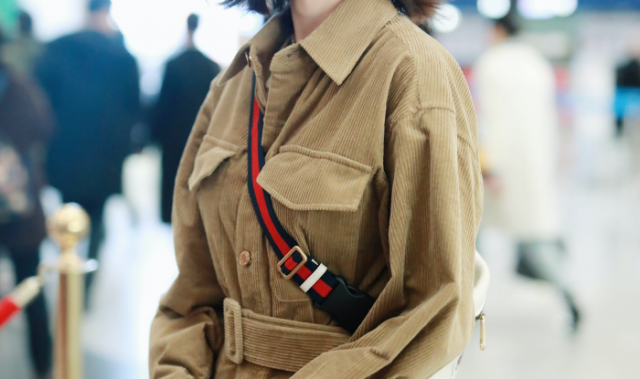 宋祖儿身着MO&Co. 2019冬季棕色工装连体裤现身机场