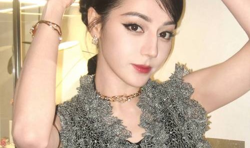 迪丽热巴双唇水嘟嘟，也太撩人了吧！点击查看柔软唇攻略！